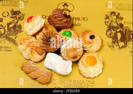 Biscotti assortiti della tradizione modicana all'Antica Dolceria Bonajuto, gestita dalla famiglia da sei generazioni e che conserva l'antica M. Foto Stock