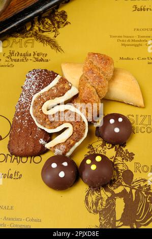 Biscotti assortiti della tradizione modicana all'Antica Dolceria Bonajuto, gestita dalla famiglia da sei generazioni e che conserva l'antica M. Foto Stock