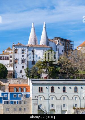 Il Palazzo Nazionale nella storica città di Sintra, ai piedi delle montagne portoghesi di Sintra, vicino alla capitale, Lisbona. Foto Stock