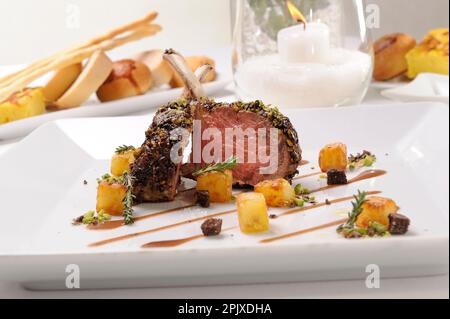 Costolette di agnello in crosta di pistacchio al ristorante Locanda Don Serafino di Ragusa Ibla, guidato da Vincenzo Candiano, chef del ristorante stellato. Via Avvo Foto Stock