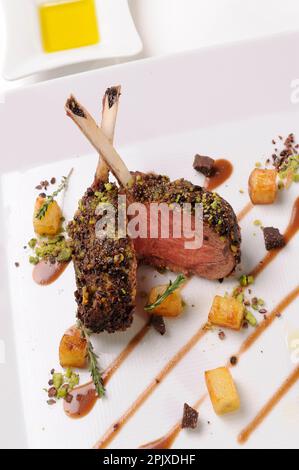 Costolette di agnello in crosta di pistacchio al ristorante Locanda Don Serafino di Ragusa Ibla, guidato da Vincenzo Candiano, chef del ristorante stellato. Via Avvo Foto Stock