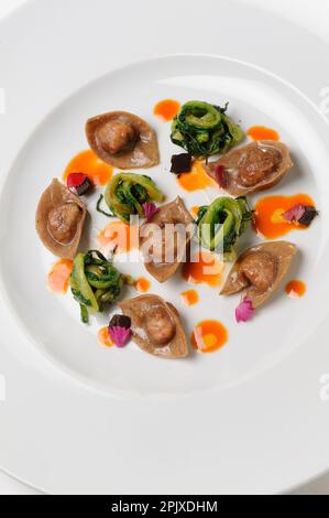 Ravioli al cioccolato Modica ripieni di ricotta al ristorante Locanda Don Serafino di Ragusa Ibla, guidato da Vincenzo Candiano, chef del riposo stellato Foto Stock