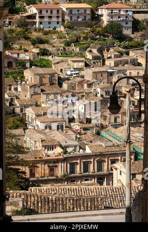 Vista sul quartiere Cartellone, città di Modica, Ragusa, Sicilia, Italia, Europa; patrimonio mondiale dell'UNESCO Foto Stock