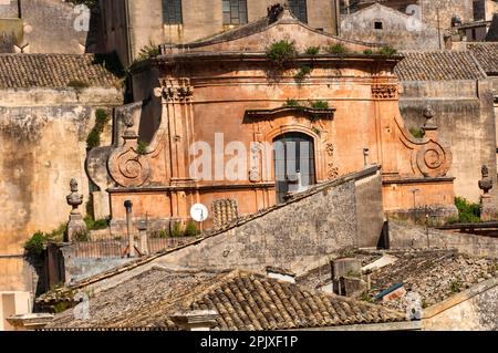 Vista sui tetti, si può vedere la chiesa di Santa Maria del Soccorso, città di Modica, Ragusa, Sicilia, Italia, Europa; patrimonio mondiale dell'UNESCO Foto Stock