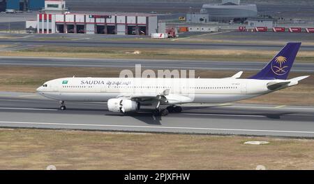 ISTANBUL, TURKIYE - 06 AGOSTO 2022: L'Airbus 330-343E della Saudi Arabian Airlines (1770) atterra all'aeroporto internazionale di Istanbul Foto Stock