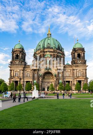 Facciata anteriore sul Berliner Dom nel centro di Berlino. Berlino, Germania - 27 aprile 2018 Foto Stock