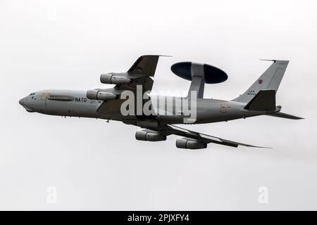 Nato Boeing e-3 Sentry AWACS aereo radar decollo da Eindhoven Airbase. Paesi Bassi - 3 luglio 2020 Foto Stock