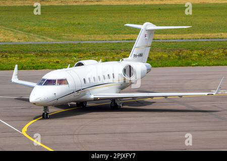 Bombardier Challenger 605 business jet in arrivo all'aeroporto di Eindhoven. Eindhoven, Paesi Bassi - 3 luglio 2020 Foto Stock