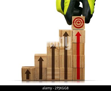 Mano con guanti disponendo blocchi di legno come scala a gradini con un simbolo di bersaglio sull'ultimo gradino e frecce rosse e marroni rivolte verso l'alto. Scala di successo. Foto Stock