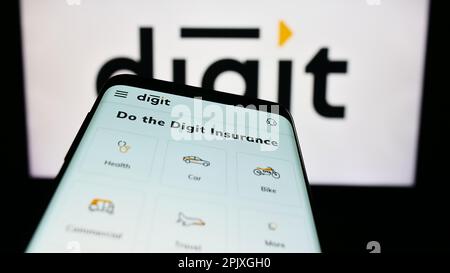 Telefono cellulare con sito web della società Go Digit General Insurance Limited sullo schermo di fronte al logo aziendale. Messa a fuoco in alto a sinistra del display del telefono. Foto Stock