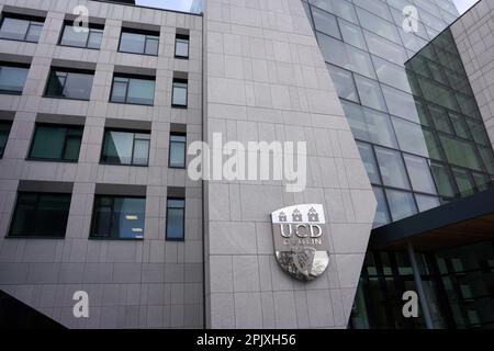 Crest sulla parete esterna di un edificio o University College, Dublino Foto Stock