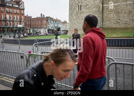 © John Angerson giornalista russo che riferisce la morte della regina Elisabetta II al castello di Windsor, Berkshire Foto Stock