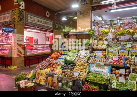 Tradizionale mercato interno Triana a Siviglia, Spagna. Foto Stock