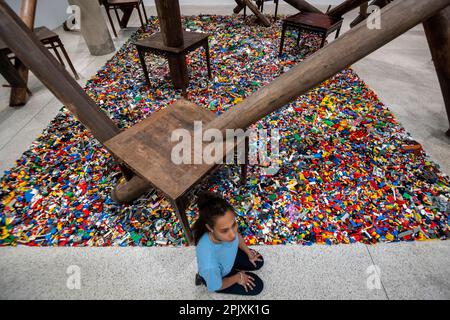 Londra, Regno Unito. 4 aprile 2023. Membro dello staff accanto a 'Untitled (Lego Incident), 2014, e 'Through', 2007-8 (WOOOD), in anteprima di 'ai Weiwei: Making Sense', la prima mostra dell'artista a concentrarsi sul design e l'architettura. Alcune delle più importanti opere di ai Weiwei sono esposte accanto a collezioni di oggetti che non sono mai stati visti insieme a nuove commissioni realizzate per la mostra. I lavori sono in mostra al Design Museum dal 7 aprile al 30 luglio 2023. Credit: Stephen Chung / Alamy Live News Foto Stock
