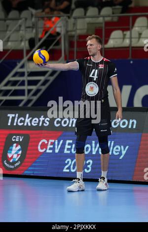 ISTANBUL, TURKIYE - 10 AGOSTO 2022: Simon Oster Ellegaard Andersen serve durante Turkiye Mens vs Danimarca Mens European Championship Qualification MAT Foto Stock