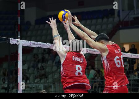 ISTANBUL, TURKIYE - 10 AGOSTO 2022: Burutay Subasi e Dogukan Ulu in azione durante Turkiye Mens vs Danimarca Campionato europeo Mens Qualification Foto Stock