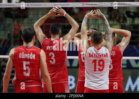 ISTANBUL, TURKIYE - 10 AGOSTO 2022: Metin Toy e Berkay Bayraktar in azione durante Turkiye Mens vs Danimarca Campionato europeo Mens Qualification Foto Stock