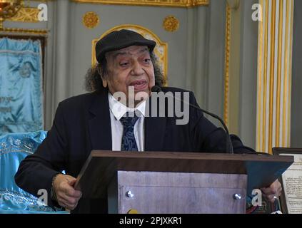 Mumbai, India. 04th Apr, 2023. Salomone F. Sopher, presidente della comunità ebraica di Baghdadi, parla all'interno della sinagoga Keneseth Eliyahoo di Mumbai. Credit: SOPA Images Limited/Alamy Live News Foto Stock