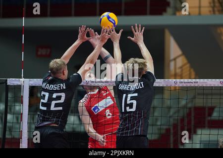 ISTANBUL, TURKIYE - 10 AGOSTO 2022: Oskar Kjerstein Madsen e Simon Tabermann Uhrenholt in azione durante Turkiye vs Danimarca Campionato europeo Qu Foto Stock