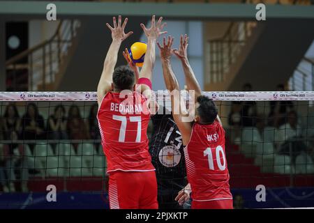 ISTANBUL, TURKIYE - 10 AGOSTO 2022: Bedirhan Bulbul e Arslan Eksi in azione durante Turkiye Mens vs Danimarca Campionato europeo Mens Qualification Foto Stock