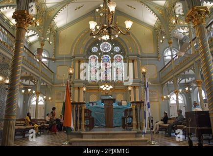 Mumbai, India. 04th Apr, 2023. La comunità ebraica si vede all'interno della sinagoga Keneseth Eliyahoo di Mumbai. (Foto di Ashish Vaishnav/SOPA Images/Sipa USA) Credit: Sipa USA/Alamy Live News Foto Stock