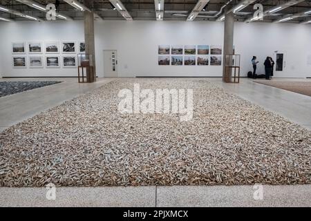 Londra, Regno Unito. 4 aprile 2023. Panoramica generale di 'Spouts', 2015, in anteprima di 'ai Weiwei: Making Sense', la prima mostra dell'artista a concentrarsi sul design e l'architettura. Alcune delle più importanti opere di ai Weiwei sono esposte accanto a collezioni di oggetti che non sono mai stati visti insieme a nuove commissioni realizzate per la mostra. I lavori sono in mostra al Design Museum dal 7 aprile al 30 luglio 2023. Credit: Stephen Chung / Alamy Live News Foto Stock