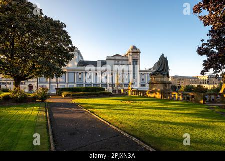 BRADFORD, INGHILTERRA-SETTEMBRE 19,2017- Vista esterna della caratteristica facciata del teatro Bradford Alhambra a Bradford, West Yorkshire, Regno Unito Foto Stock