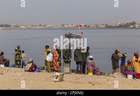 Dakar, Senegal. 18 agosto 2019: Persone che comprano e vendono pesce appena sbarcato sulla spiaggia a Dakar, Senegal, Africa occidentale Foto Stock