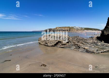 Bassa marea – rocce esposte, spiaggia, costa e vista mare a Portreath Beach, Cornovaglia, con cielo blu in prima estate. Foto Stock