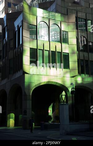 Un edificio è visto illuminato da un riflesso della luce del sole proveniente da un altro edificio di Londra. Foto Stock