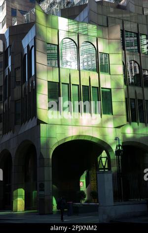 Un edificio è visto illuminato da un riflesso della luce del sole proveniente da un altro edificio di Londra. Foto Stock