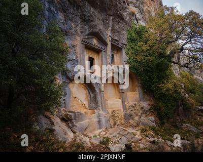 Sarcofago o tombe rupestri in rovine dell'antica città di Termessos senza turisti vicino ad Antalya, Turchia Foto Stock