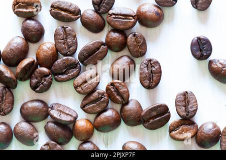 Caffè arrosto fagioli isolato su legno dipinto di bianco Foto Stock