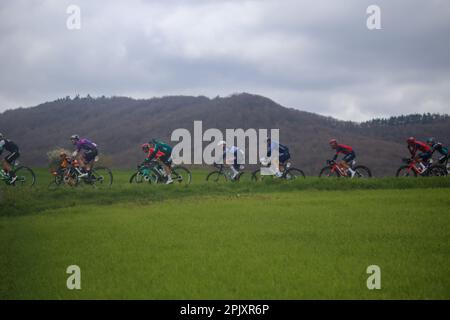 Egileta, Spagna. 3rd Apr, 2023. Ciclisti che cavalcano durante la 1st° tappa del Paese Basco Itzulia 2023 tra Vitoria-Gasteiz e Labastida, il 03 aprile 2023, a Egileta, Spagna. (Foto di Alberto Brevers/Pacific Press/Sipa USA) Credit: Sipa USA/Alamy Live News Foto Stock