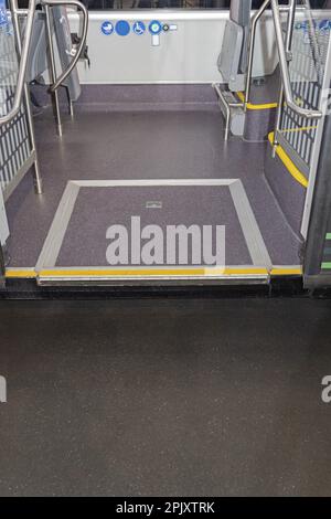 Accesso alla rampa per il trasporto su sedia a rotelle presso il trasporto pubblico degli autobus cittadini ai piani bassi Foto Stock