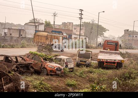 Auto rotte e crollate scaricate su una strada. Smaltimento di rottami di automobili. Howrah West Bengala India Sud Asia Pacifico Marzo 15,2023 Foto Stock