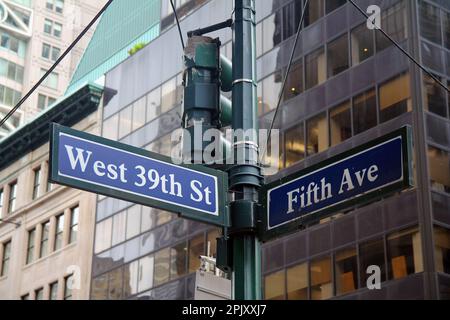 Blue West 38th Street e Fifth Avenue segno storico nel centro di Manhattan a New York Foto Stock