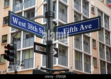 Blue West 38th Street e Fifth Avenue segno storico nel centro di Manhattan a New York Foto Stock