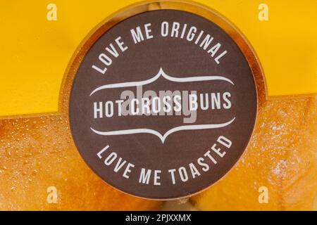 Love me Original love me hot cross buns tostato - particolare su confezione di Banoffee hot cross buns, banana & caramello fondente da M&S. Foto Stock