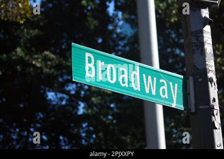 Broadway Street, segnaletica stradale verde a New York Foto Stock