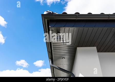 Telecamera wireless rotonda montata sull'angolo del tetto nel soffit, monitoraggio di una casa singola. Foto Stock