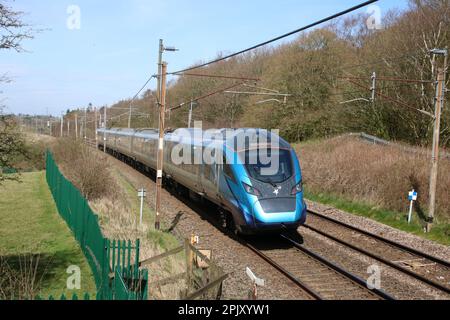 TransPennine Express classe 397 Civity Nova 2 emu sulla costa occidentale linea principale vicino a Scorton in Lancashire con un passeggero espresso, 4th aprile 2023. Foto Stock