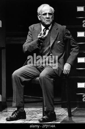 Warren Mitchell (Willy Loman) in MORTE DI Un VENDITORE di Arthur Miller al Lyttelton Theatre, National Theatre (NT), Londra SE1 18/09/1979 scenografia: John Gunter Costumi: Lindy Hemming regista: Michael Rudman Foto Stock