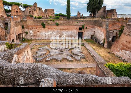 Fontana di Pelte nella Domus Augustana di Palazzo Domiziano, antiche rovine romane sul colle Palatino nella città di Roma, Lazio, Italia. Foto Stock