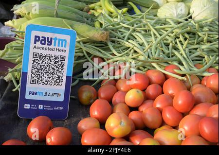 INDIA, Karnataka, Moodabidri, mercato vegetale, pagamento senza contanti tramite app mobile cash PayTM / INDIEN, Mudbidri, Gemüse Markt, Bezahlung per app Mobiltelefon Bezahl Foto Stock