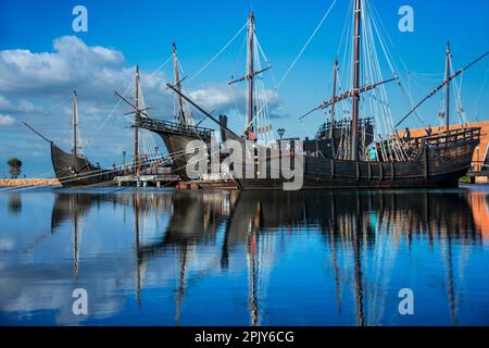 Molo dei Caravels. Riproduzione delle tre caravelle Pinta, Nina e Santa Maria di Cristoforo Colombo utilizzate per la sua prima spedizione in America Foto Stock