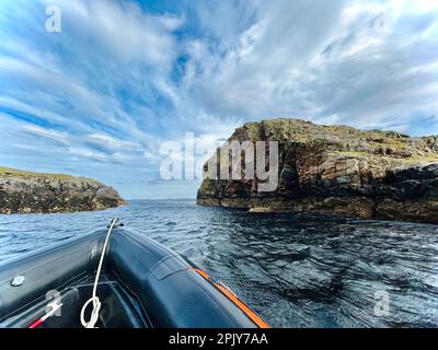 CABINOVIE rigide Gommone vela intorno a bellissimi laghi di mare dell'Isola di Lewis, Scozia. Barcha a motore su Loch Rog. Foto di alta qualità Foto Stock