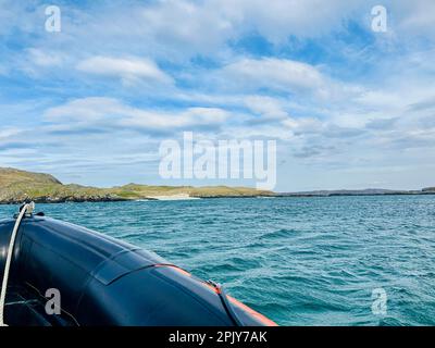 CABINOVIE rigide Gommone vela intorno a bellissimi laghi di mare dell'Isola di Lewis, Scozia. Barcha a motore su Loch Rog. Foto di alta qualità Foto Stock