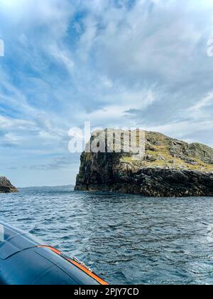 CABINOVIE rigide Gommone vela intorno a bellissimi laghi di mare dell'Isola di Lewis, Scozia. Barcha a motore su Loch Rog. Foto di alta qualità Foto Stock