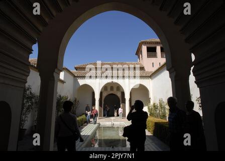 Patio de la Alberca, Palazzo Nasrido, Alcazaba de Malaga, Malaga, Andalusia, Spagna, Europa occidentale. La cittadella di Malaga è una sontuosa fortificazione f Foto Stock